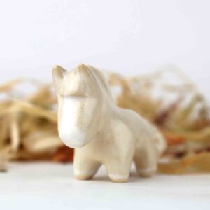 Ceramiczny konik - zawieszka - koń cremello malowany
