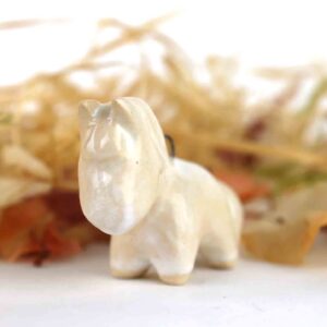 Ceramiczny konik - zawieszka - koń cremello malowany